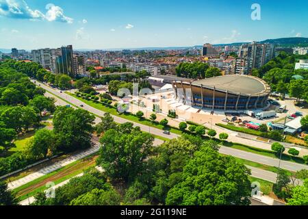 Varna. Bulgaria. 13 Giugno 2019 : Palazzo della Cultura e dello Sport a Varna, vista aerea della città. Bulgaria Foto Stock