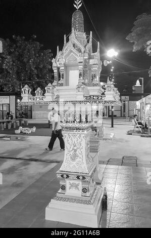 Bangkok Thailandia 21. Mai 2018 immagine in bianco e nero di un santuario sacro al mercato notturno tailandese a Huai Khwang, Bangkok, Thailandia. Foto Stock