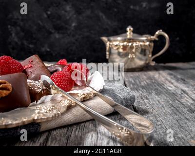 Stack di cioccolato scuro fatto a mano con lamponi e noci Foto Stock