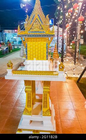 Bangkok Thailandia 21. Maggio 2018 Santuario sacro giallo dorato al mercato notturno tailandese a Huai Khwang, Bangkok, Thailandia. Foto Stock