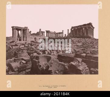 Faccia dell'Acropoli di Atene, con il Partenone, il cibo onorario e le karyatides; Grecia. La foto fa parte della serie fotografica sulla Grecia raccolta da Richard Polak. Foto Stock