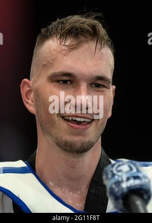 Dortmund, Germania. 04 giugno 2021. Finali 2021 - Taekwondo, uomini, 80, finale nella Helmut-Körnig-Hall: Alexander Bachmann ride dopo la sua vittoria. Credit: Bernd Thissen/dpa/Alamy Live News Foto Stock