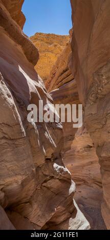 Varie formazioni rocciose nel Red Canyon, vicino a Eilat, Israele, in una giornata limpida e soleggiata. Foto Stock