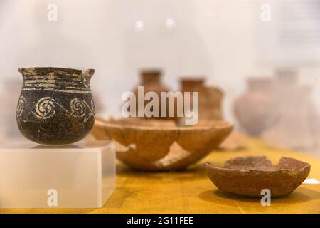 Atene, Grecia. 1 giugno 2021. I manufatti sono visti alla mostra 'Look Across: A Settlement on Keros 4,500 anni fa' alla Galleria Municipale di Atene, Grecia, il 1 giugno 2021. PER ANDARE CON 'Feature: Tesori archeologici dal Mar Egeo isola Keros portato a un pubblico più ampio' Credit: Marios Lolos/Xinhua/Alamy Live News Foto Stock