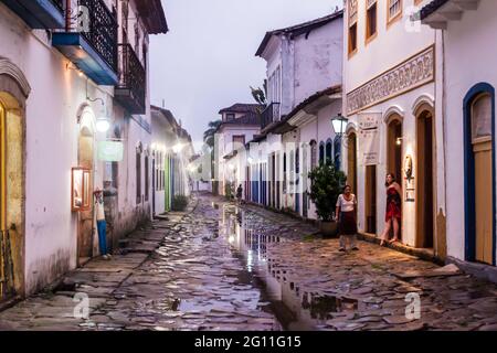 PARATY, BRASILE - 1 FEBBRAIO 2015: La gente cammina in una strada stretta una vecchia città coloniale Paraty, Brasile Foto Stock