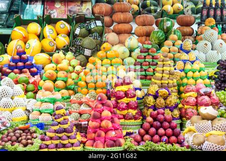 SAO PAULO, BRASILE - 3 FEBBRAIO 2015: Frutta accatastata in uno stallo nel mercato comunale di Mercado a Sao Paulo, Brasile Foto Stock