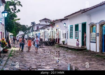 PARATY, BRASILE - 1 FEBBRAIO 2015: La gente cammina in una strada stretta una vecchia città coloniale Paraty, Brasile Foto Stock