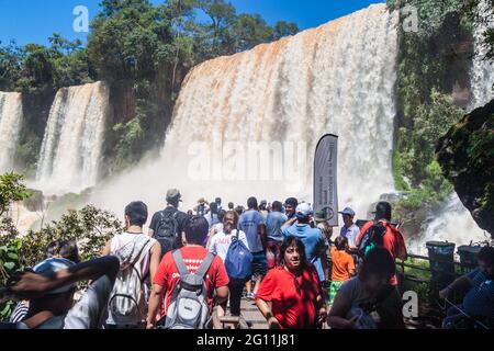 IGUAZU, ARGENTINA - 6 FEBBRAIO 2015: I turisti ammirano le cascate di Iguacu (Iguazu) su un confine tra Brasile e Argentina Foto Stock