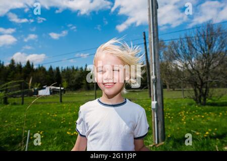 Canada, Ontario, Kingston, Ritratto di ragazzo in campo Foto Stock