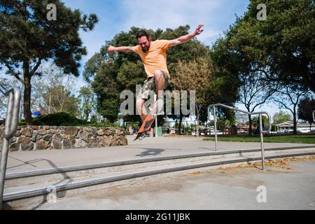 USA, California, San Francisco, Man skateboarding presso lo skate Park Foto Stock