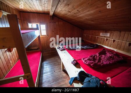 Mittenwald, Germania. 03 giugno 2021. I sacchi a pelo si trovano in un bunkhouse al Mittenwald Hut. Il rifugio a nord-ovest sotto la Westliche Karwendelspitze a 1518 metri di altitudine è un rifugio alpino della sezione Mittenwald dell'Associazione alpina tedesca (DAV). (A dpa-Korr 'Strit Corona regole: L'associazione alpina teme stagione difficile capanna' di 04.06.2021) Credit: Matthias Balk/dpa/Alamy Live News Foto Stock