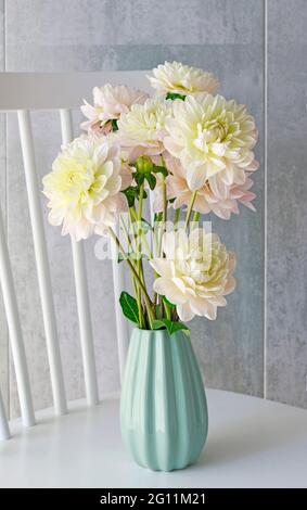 Bouquet di fiori di dahlia. Arredamento domestico Foto Stock