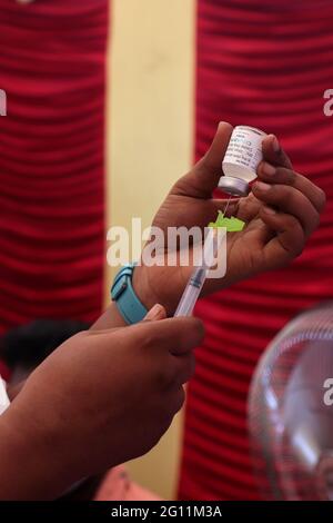 Chennai, Tamil Nadu, India. 4 Giugno 2021. Un operatore sanitario prepara una dose del vaccino del coronavirus Covaxine Covid-19 in un campo di vaccinazione a Chennai Credit: Sri Loganathan/ZUMA Wire/Alamy Live News Foto Stock