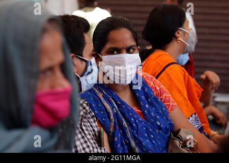 Chennai, Tamil Nadu, India. 4 Giugno 2021. La gente attende per ottenere una dose del vaccino Covaxine Covid-19 del coronavirus ad un campo di vaccinazione in Chennai. Credit: Sri Loganathan/ZUMA Wire/Alamy Live News Foto Stock