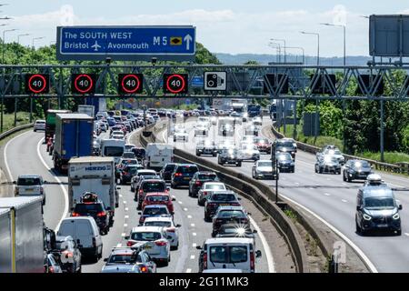 Bristol, Regno Unito. 4 Giugno 2021. Autostrade l'Inghilterra riporta velocità medie da 10 a 14 MPH. Sulla M5 di Filton sono in vigore limitazioni di velocità gestite a causa del volume di traffico che si dirige verso sud verso Devon e Cornovaglia. Credit: JMF News/Alamy Live News Foto Stock