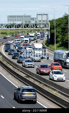 Bristol, Regno Unito. 4 Giugno 2021. Autostrade l'Inghilterra riporta velocità medie da 10 a 14 MPH. Sulla M5 di Filton sono in vigore limitazioni di velocità gestite a causa del volume di traffico che si dirige verso sud verso Devon e Cornovaglia. Credit: JMF News/Alamy Live News Foto Stock