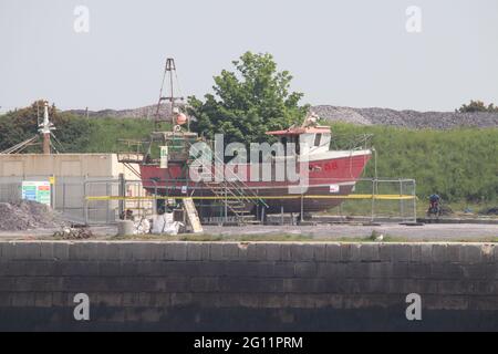 Bangor Galles del Nord 3 giugno 2021 il relitto della barca da pesca sommersa Nicola Faith è stato sollevato dal fondale marino' è stato sollevato dal ramo di investigazione degli incidenti marini' la Nicola Faith non è ritornata a Conwy il 27 gennaio 2021 e i corpi dei suoi tre equipaggi Sono stati trovati più tardi sulle spiagge di Wirral e Blackpool, la barca da pesca sarà portato in una posizione sicura Foto Stock