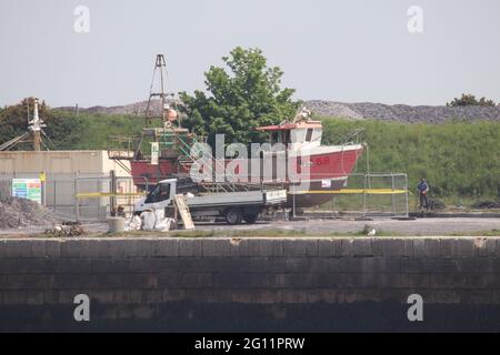 Bangor Galles del Nord 3 giugno 2021 il relitto della barca da pesca sommersa Nicola Faith è stato sollevato dal fondale marino' è stato sollevato dal ramo di investigazione degli incidenti marini' la Nicola Faith non è ritornata a Conwy il 27 gennaio 2021 e i corpi dei suoi tre equipaggi Sono stati trovati più tardi sulle spiagge di Wirral e Blackpool, la barca da pesca sarà portato in una posizione sicura Foto Stock