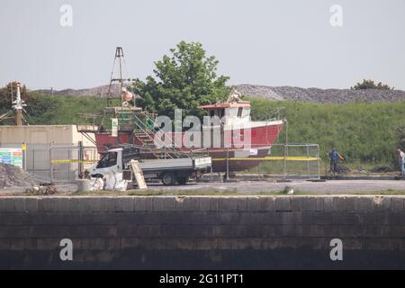 Bangor Galles del Nord 3 giugno 2021 il relitto della barca da pesca sommersa Nicola Faith è stato sollevato dal fondale marino' è stato sollevato dal ramo di investigazione degli incidenti marini' la Nicola Faith non è ritornata a Conwy il 27 gennaio 2021 e i corpi dei suoi tre equipaggi Sono stati trovati più tardi sulle spiagge di Wirral e Blackpool, la barca da pesca sarà portato in una posizione sicura Foto Stock