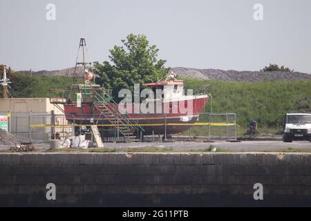 Bangor Galles del Nord 3 giugno 2021 il relitto della barca da pesca sommersa Nicola Faith è stato sollevato dal fondale marino' è stato sollevato dal ramo di investigazione degli incidenti marini' la Nicola Faith non è ritornata a Conwy il 27 gennaio 2021 e i corpi dei suoi tre equipaggi Sono stati trovati più tardi sulle spiagge di Wirral e Blackpool, la barca da pesca sarà portato in una posizione sicura Foto Stock