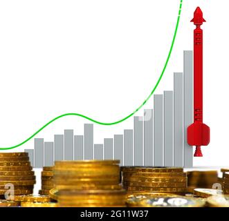 Grafico della crescita finanziaria. Grafico della rapida crescita (successo finanziario) con un razzo rosso concettuale su pile di monete rubate russe. Concetto finanziario Foto Stock