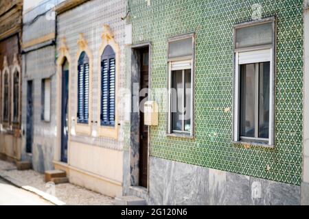 Belle case coprire con piastrelle tradizionali chiamato azulejo, Olhao, Algarve, Portogallo Foto Stock