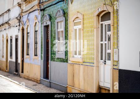 Belle case coprire con piastrelle tradizionali chiamato azulejo, Olhao, Algarve, Portogallo Foto Stock