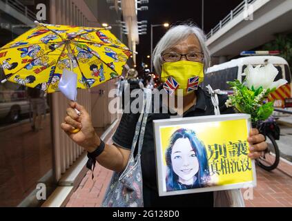 4 giugno 2021, Hong Kong, Hong Kong, Cina: ALEXANDRA WONG Fung Yiu, attivista sociale pro-democrazia di Hong Kong, conosciuto con affetto come Grandma Wong, si è visto ricordare l'incidente di piazza Tiananmen di Pechino del 1989 a Causeway Bay, nonostante il governo vieti raduni. Secondo la nuova legge sulla sicurezza nazionale sfidare il governo si tradurrà in arresti arbitrari. Indossa una maschera di protesta 'FDNOLÃ' (cinque richieste non una in meno) coperta in Union Jacks, mentre porta un ombrello giallo simbolico delle proteste e tenendo un segno illuminato che ricorda Agnes Chow, il conduttore della protesta studentesca Foto Stock