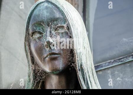 Argentina Buenos Aires Cementerio de la Recoleta Cimitero tombe storiche statue mausolei Tumba de Liliana Crociati de Szaszak tomba scultura di dicembre Foto Stock