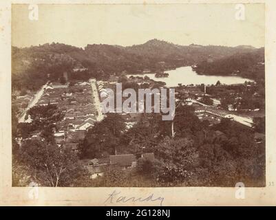 Vista sulla città di Kandy, vista da una parte superiore; Kandy. Foto Stock