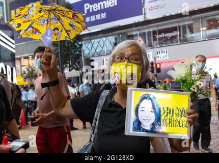 4 giugno 2021, Hong Kong, Hong Kong, Cina: ALEXANDRA WONG Fung Yiu, attivista sociale pro-democrazia di Hong Kong, conosciuto con affetto come Grandma Wong, si è visto ricordare l'incidente di piazza Tiananmen di Pechino del 1989 a Causeway Bay, nonostante il governo vieti raduni. Secondo la nuova legge sulla sicurezza nazionale sfidare il governo si tradurrà in arresti arbitrari. Indossa una maschera di protesta 'FDNOLÃ' (cinque richieste non una in meno) coperta in Union Jacks, mentre porta un ombrello giallo simbolico delle proteste e tenendo un segno illuminato che ricorda Agnes Chow, il conduttore della protesta studentesca Foto Stock