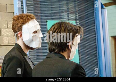 Argentina Buenos Aires uomo giovane adulto indossando carta maschera di carta maschera viso mascherato attori di copertura facciale Foto Stock