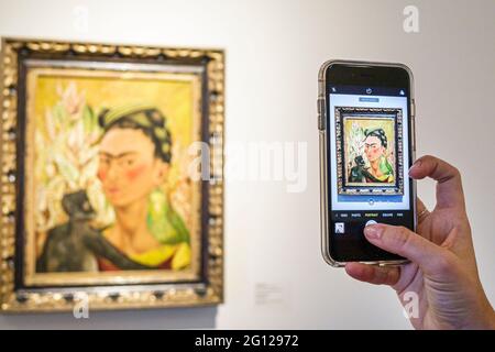 Argentina Buenos Aires Buenos Aires Museo d'Arte Latinoamericana MALBA Museo de Arte Latinoamericano interno galleria mostra pittura Frida Ka Foto Stock