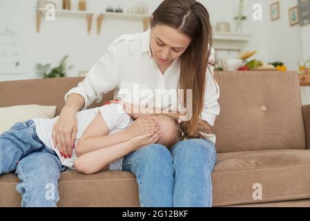 La mamma ascolta i problemi della figlia piccola, i suoi abbracci e la conforta. Madre premurosa che sostiene la figlia sconvolta, che parla, che discute i problemi, fidata f Foto Stock