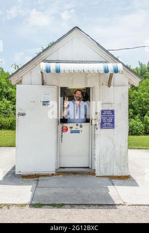 Florida FL South Everglades Ochopee Tamiami Trail US Highway Route 41 più piccolo ufficio postale 34141 edificio punto di riferimento uomo addetto postale Foto Stock