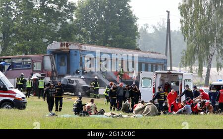 HAI, UCRAINA - 4 GIUGNO 2021 - i soccorritori praticano le loro azioni di pronto soccorso durante un incidente come parte delle esercitazioni speciali del Servizio di emergenza di Stato ucraino presso il campo di addestramento del Centro interregionale di Risposta rapida, il villaggio di Hai, la regione di Sumy, l'Ucraina nordorientale. Credit: Ukrinform/Alamy Live News Foto Stock