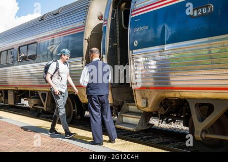 Florida FL Orlando Winter Park stazione ferroviaria centrale deposito treno Amtrak arrivo binario passeggeri piattaforma conduttore guardia membro equipaggio Black man stude Foto Stock