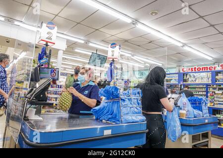 Miami Beach Florida, El Presidente supermercato negozio di alimentari interno, cassieri interni, coda check-out ispanico latino latino latino latino latino latino latino latino latino latino latino etnia Foto Stock