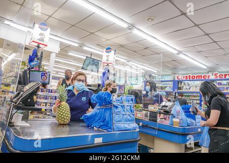 Miami Beach Florida, El Presidente supermercato negozio di alimentari interno, cassieri interni, coda check-out ispanico latino latino latino latino latino latino latino latino latino latino latino etnia Foto Stock