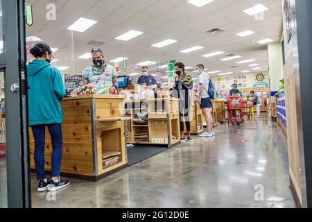 Miami Beach Florida, negozio di alimentari Trader Joe's Supermarket all'interno, interno interno, cassieri coda cassa clienti, vestendo viso Foto Stock