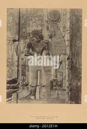 Tableau con seti sul grembo di Isis, composto da diverse parti; e 64. SETI sul grembo di Isis, Bas-rilievo. Tempio di abydos. Egitto superiore; Egitto; 720. ABYDOS, 2ME SALLE: Bassorilievo (Temple de Seth i). La foto fa parte della serie fotografica egiziana raccolta da Richard Polak. Foto Stock
