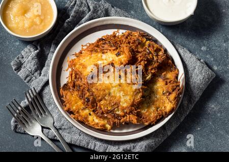 Latticini di Pancake di patate salate fatti in casa con panna acida e salsa di mele Foto Stock