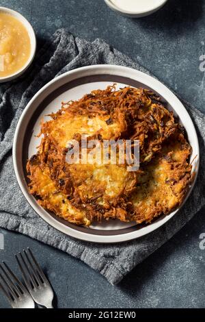 Latticini di Pancake di patate salate fatti in casa con panna acida e salsa di mele Foto Stock