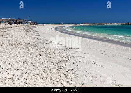 Stagcape. Splendida vista sulla laguna, sul mare, sulla spiaggia di sabbia bianca e sul mare blu. Isola di Djerba, Tunisia Foto Stock
