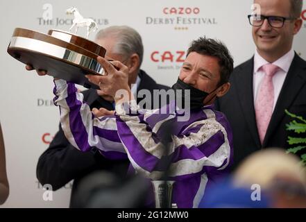 Jockey Frankie Dettori alza il trofeo dopo aver vinto le Cazoo Oaks in caduta di neve durante il primo giorno del Cazoo Derby Festival all'Ippodromo di Epsom. Data immagine: Venerdì 4 giugno 2021. Foto Stock