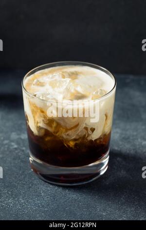 Cocktail Russo bianco boozy rinfrescante con Vodka e Crema Foto Stock