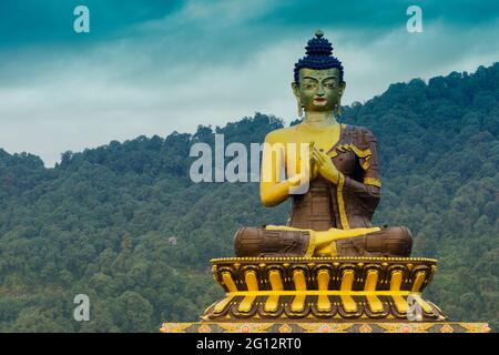 Bella statua enorme di Buddha Signore, a Rabangla , Sikkim , India. Circondato dai Monti Himalayani. Si chiama Buddha Park - un popolare turista a. Foto Stock