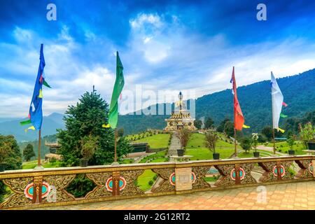 Bella statua enorme del Signore Buddha, a Rabangla , Sikkim , India. Circondato dai Monti Himalayani, si chiama Buddha Park - un luogo turistico. Foto Stock