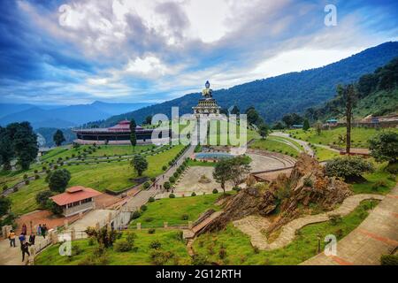 Bella statua enorme del Signore Buddha, a Rabangla , Sikkim , India. Circondato dai Monti Himalayani, si chiama Buddha Park - un luogo turistico. Foto Stock