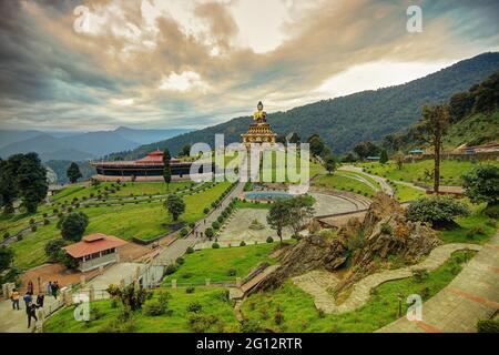 Bella statua enorme del Signore Buddha, a Rabangla , Sikkim , India. Circondato dai Monti Himalayani, si chiama Buddha Park - un luogo turistico. Foto Stock